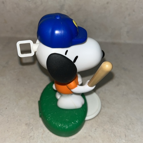 McDonald's Happy Meal toy Peanuts Snoopy #4 Baseball Player Snoopy 2018 - Picture 4 of 5